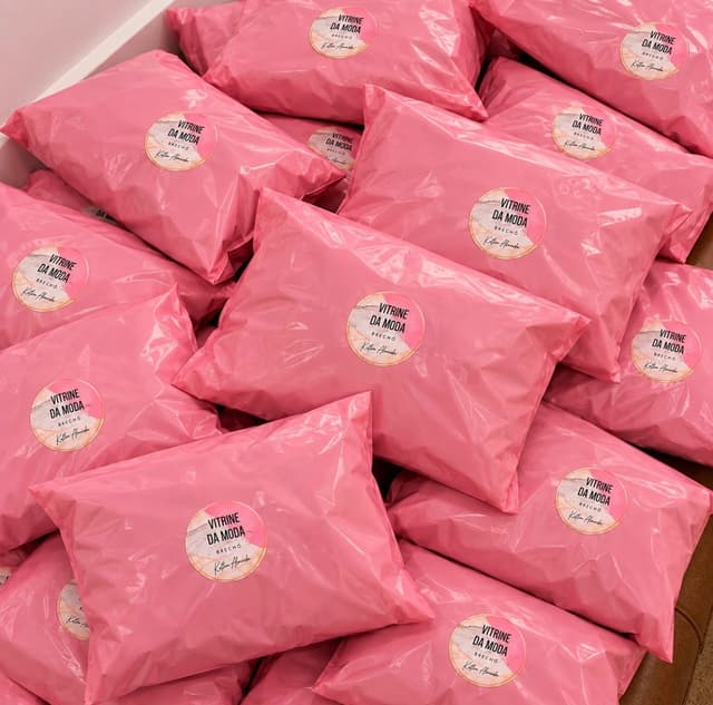 Envelopes rosa com o selo da Vitrine da Moda prontos para envio